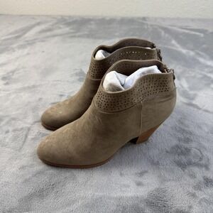 Violet & Red Jackson Lazer Cut Topline Bootie Womens Size 9 Western Heels NEW